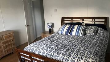 4 bedrooms, iron/ironing board, free WiFi, bed sheets