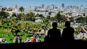 A park with palm trees and people sitting on grass. - Cheerful Suite w/ Garden, Steps from Dolores Park (San Francisco)