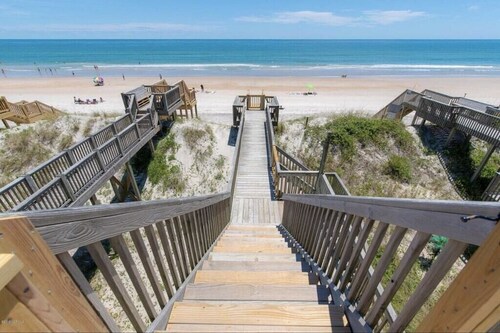 Welcome to "Sol Therapy"  renovated oceanfront paradise 4/bd and 3/bath
