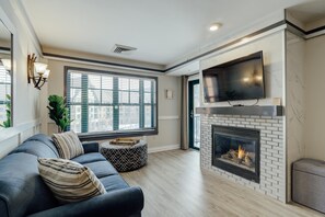 Een smart-tv, een open haard en tafelvoetbal