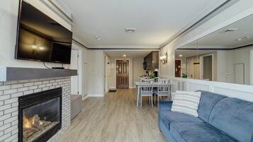 TV connectée, cheminée, baby-foot