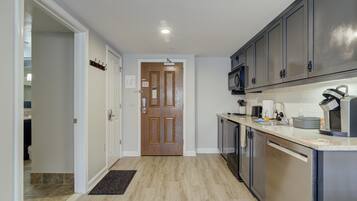 Kühlschrank, Mikrowelle, Herdplatte, Geschirrspüler