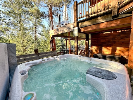 Outdoor spa tub