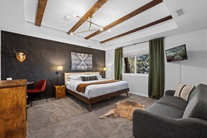 Premium bedding, individually decorated, individually furnished - Juniper Lodge & Treehouses (Evergreen)