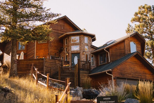 Front of property - Juniper Lodge & Treehouses (Evergreen)