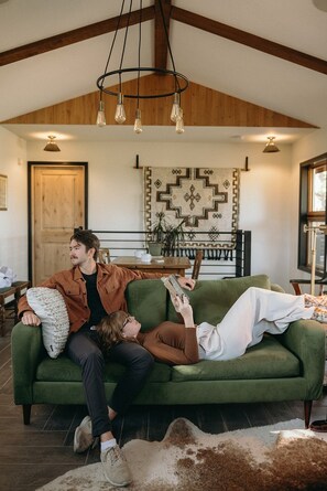 Lobby sitting area - Juniper Lodge & Treehouses (Evergreen)