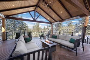 Terrace/patio - Juniper Lodge & Treehouses (Evergreen)
