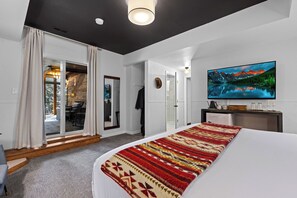 Boxelder King Junior Suite (Adults Only) | Premium bedding, individually decorated, individually furnished - Juniper Lodge & Treehouses (Evergreen)