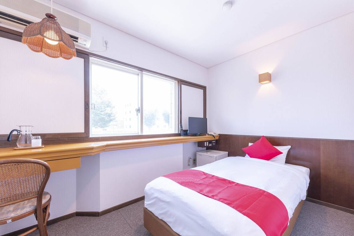 WiFi (free), bed sheets