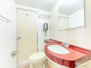 Twin kamer, niet-roken | Badkamer | Een bad/douchecombinatie, een diep bad, een haardroger, handdoeken