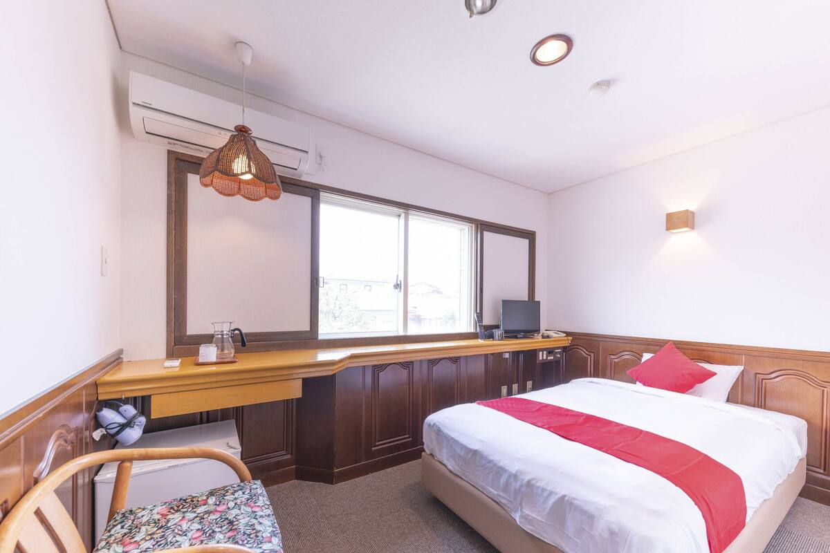 WiFi (free), bed sheets