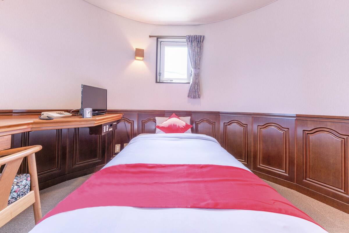 WiFi (free), bed sheets