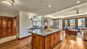 Condo, 3 Bedrooms | Private kitchen | Fridge, oven, coffee/tea maker, toaster