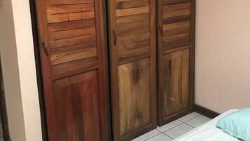 2 makuuhuonetta, silitysrauta/-lauta, vuodevaatteet