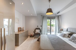 4 sovrum, värdeförvaringsskåp på rummet och skrivbord