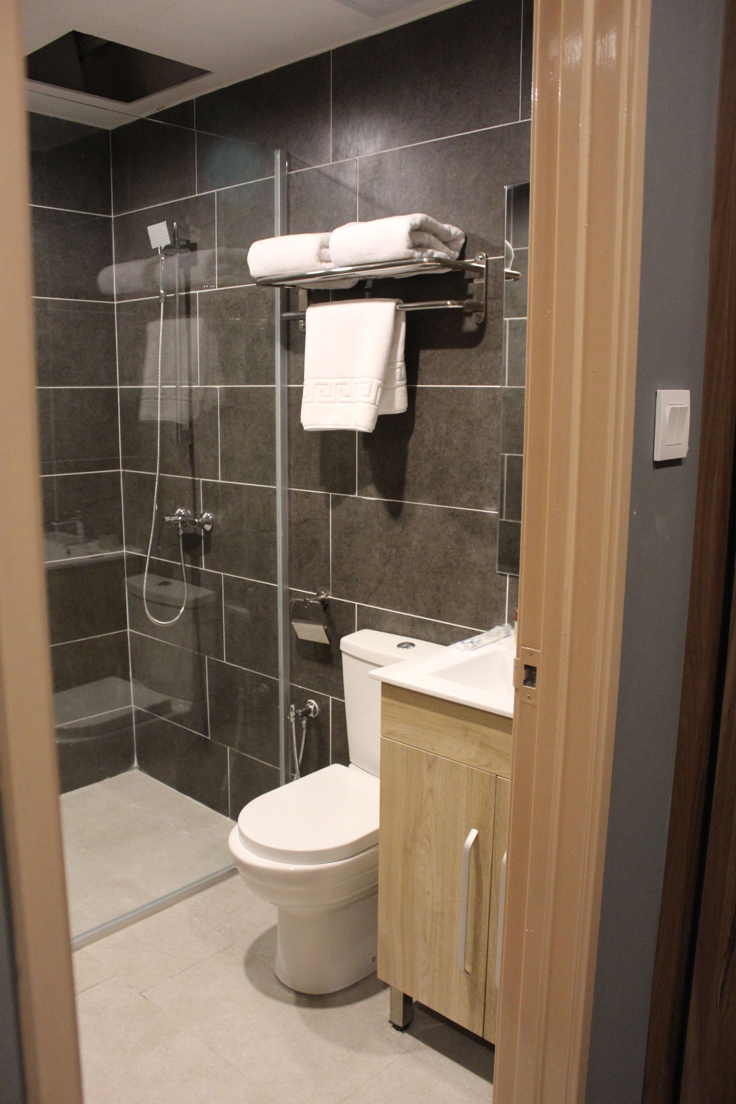 shower, rainfall showerhead, free toiletries, hair dryer