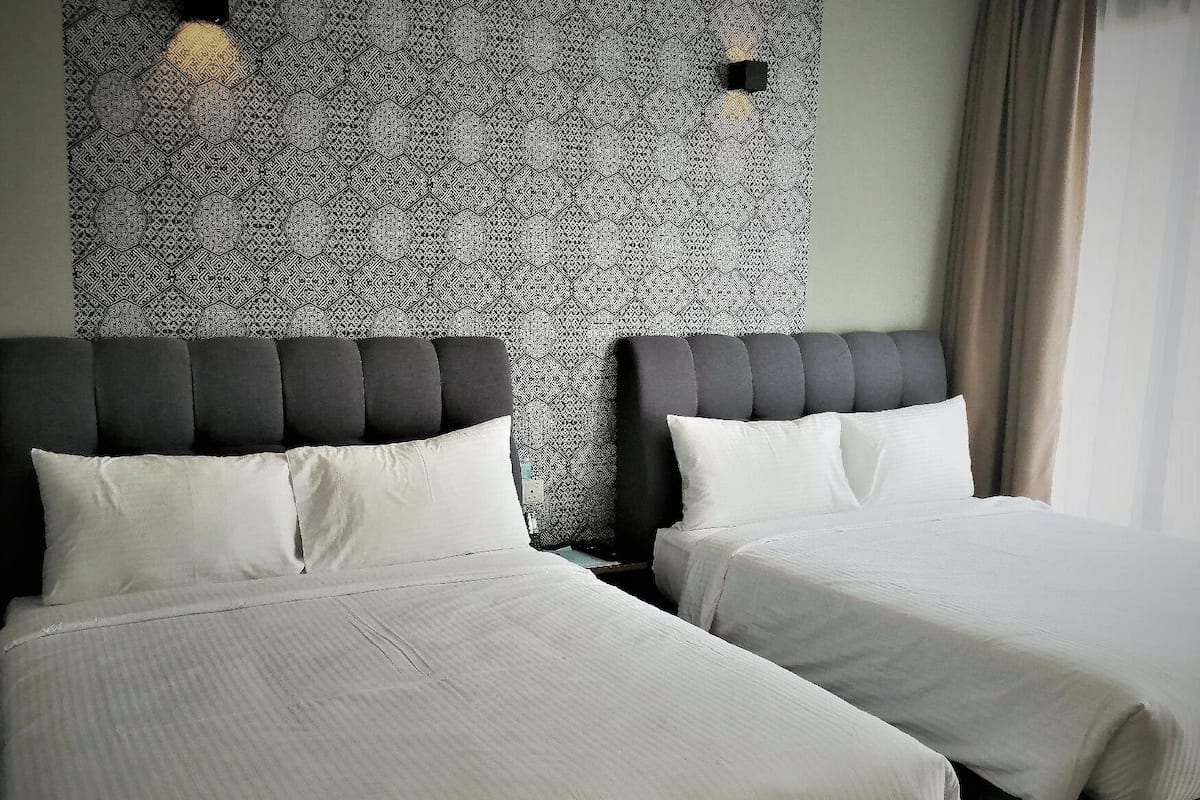 signature studio | minibar, in-room safe, desk, laptop workspace