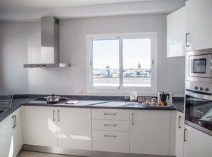 Kühlschrank, Mikrowelle, Ofen, Wasserkocher mit Kaffee-/Teezubehör