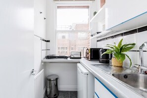 Apartamento | Cozinha privada | Geladeira grande, micro-ondas, fogão, cooktop