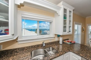 Maison, 3 chambres | Cuisine privée | Tables à manger