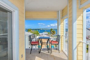 Maison, 3 chambres | Balcon