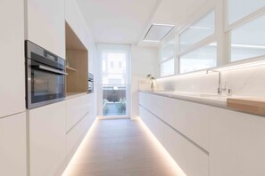 Kjøleskap, mikrobølgeovn, ovn og oppvaskmaskin