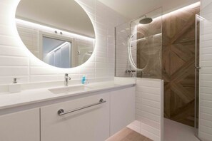 Shower, hair dryer, towels