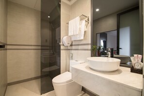 Superior Twin Room | Bathroom | Shower, rainfall showerhead, free toiletries, hair dryer