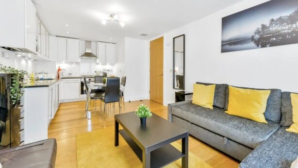A modern apartment with a kitchen, dining area, and living room. - Little Corner of Bliss in BustlingLondon (London)