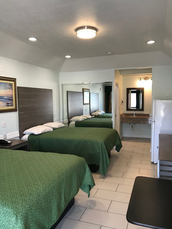 标准房, 2 张大床, 吸烟房 | 办公桌、熨斗/熨衣板