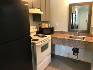 标准房, 2 张大床, 吸烟房, 简易厨房 | 起居区 | 电视