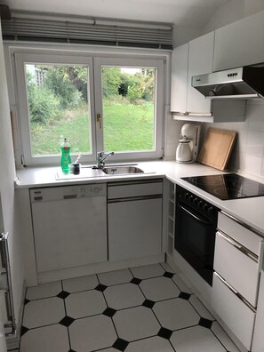 Een koelkast, een magnetron, een oven, een kookplaat