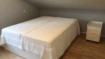 1 sovrum, vÀrdeförvaringsskÄp pÄ rummet och strykjÀrn/strykbrÀda