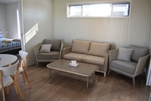 Deluxe Bungalow | Living area