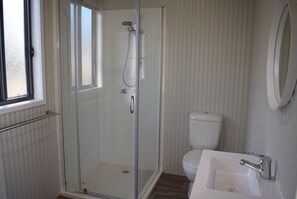 Deluxe Bungalow | Bathroom shower - Bega Caravan Park (Bega)