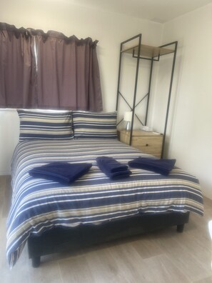 Cabin | Iron/ironing board, free WiFi, bed sheets - Bega Caravan Park (Bega)