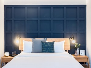 Room, 2 Bedrooms, Kitchenette | Peralatan tempat tidur hipoalergenik, peti besi dalam bilik 