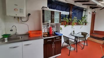Habitación clásica | Cocina privada | Frigobar, microondas, lavavajillas y tetera eléctrica