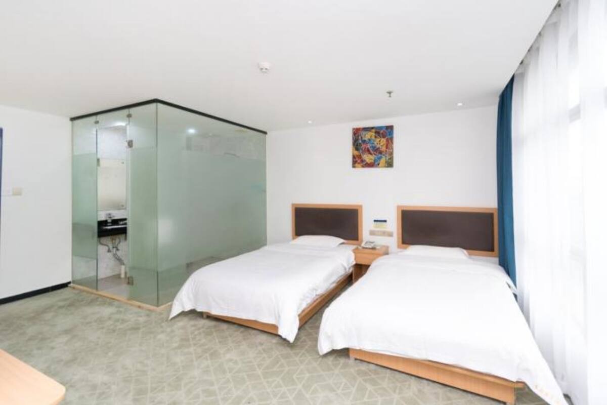 Kahden hengen deluxe-huone (kaksi sänkyä) | Työpöytä, pimennysverhot