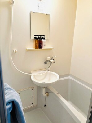 Combined shower/bathtub, deep-soaking bathtub, free toiletries - Comfort CUBE PHOENIX S KITATENJIN (Fukuoka)