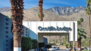 The entrance to the Otitillo Lodge with a clear view of the surrounding mountainous landscape. - Mid-Century Modern Bohemian Bungalow w/ Pool (Palm Springs)