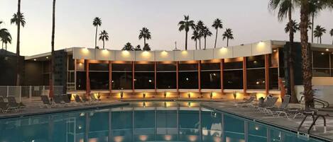 Alberca al aire libre y alberca climatizada