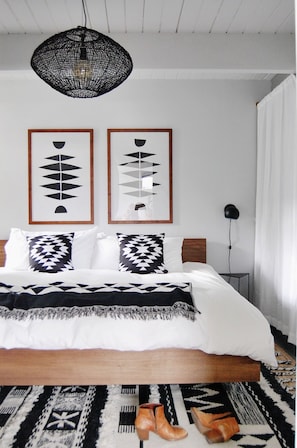 1 habitación, tabla de planchar con plancha y cuna de viaje 