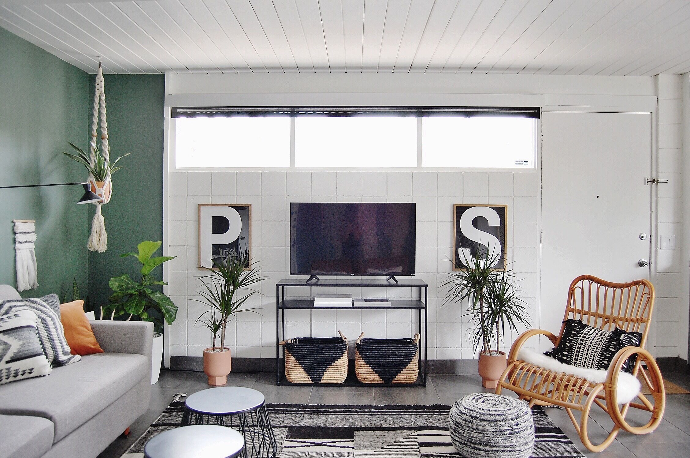 Smart TV, books, stereo