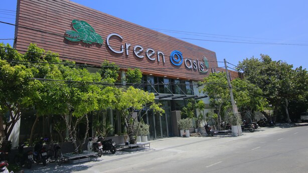 Un edificio con un letrero que dice "Green Oasis".