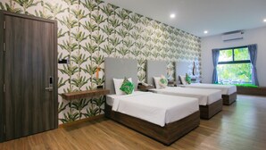Habitación de hotel con dos camas, un armario de madera, una estantería con plantas y una ventana con cortinas.