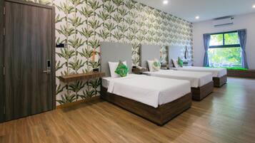 Triple Room | Minibar, in-room safe, desk, blackout drapes