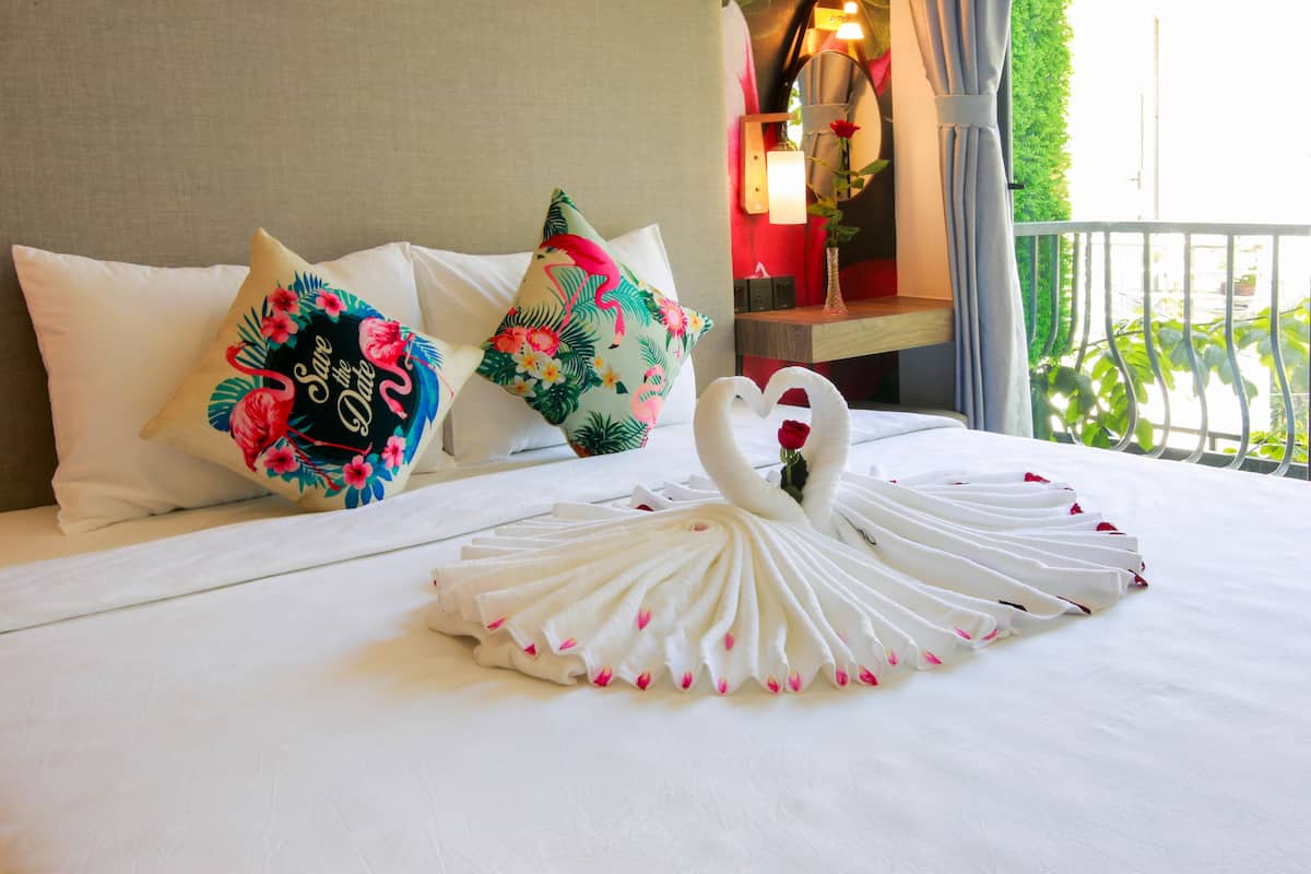 VIP Double Room | Minibar, in-room safe, desk, blackout drapes