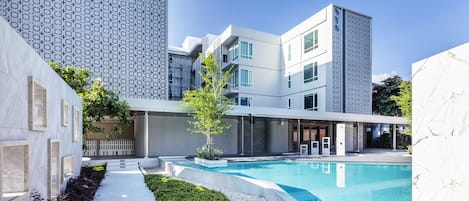 Een buitenzwembad, gratis zwembadcabana's en parasols bij het zwembad