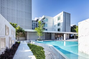 室外游泳池，06:00 至 23:00 开放，免费小屋，池畔遮阳伞